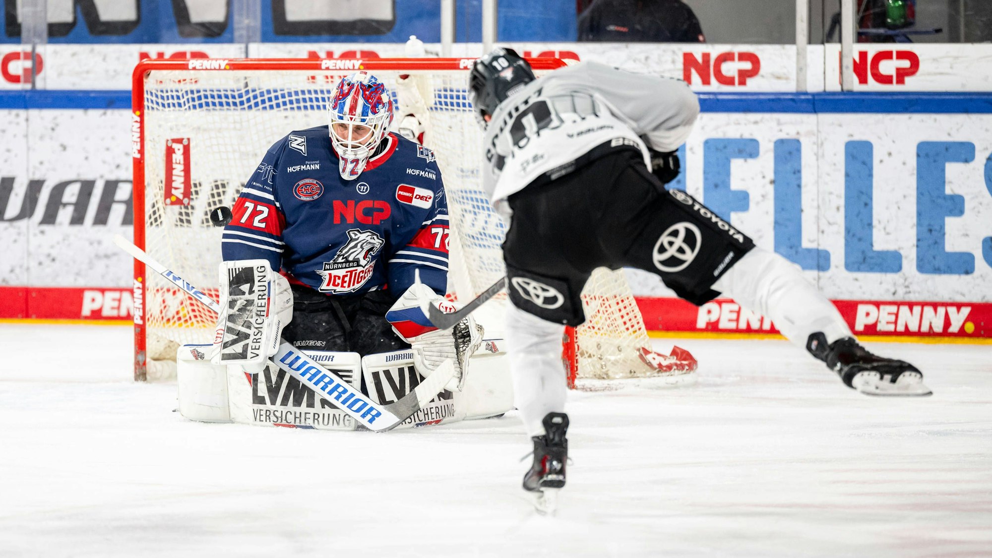 Justin Schütz (rechts) trifft zum 1:0 für die Kölner Haie in Nürnberg.