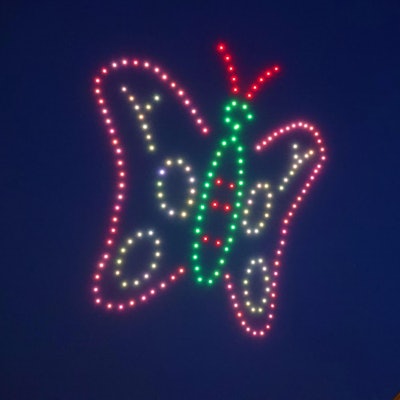 19.02.2025, Nordrhein-Westfalen, Düsseldorf: Über der Messe in Düsseldorf fliegen 200 Drohnen im Form eines bunte Schmetterlings im Rahmen der Industriemesse Xponential. Die Drohnen formten in 90 Metern Höhe unter anderem die Skyline von Düsseldorf, einen Schmetterling sowie eine Weltkugel. Foto: David Young/dpa +++ dpa-Bildfunk +++