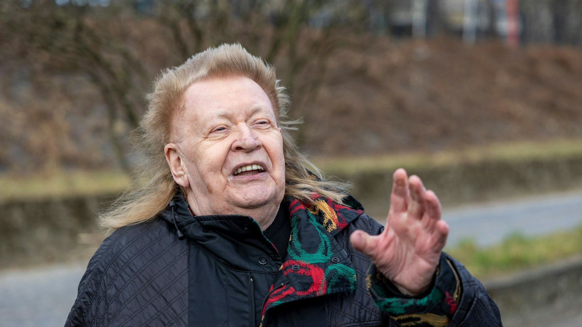 Künstler HA Schult gestikuliert.