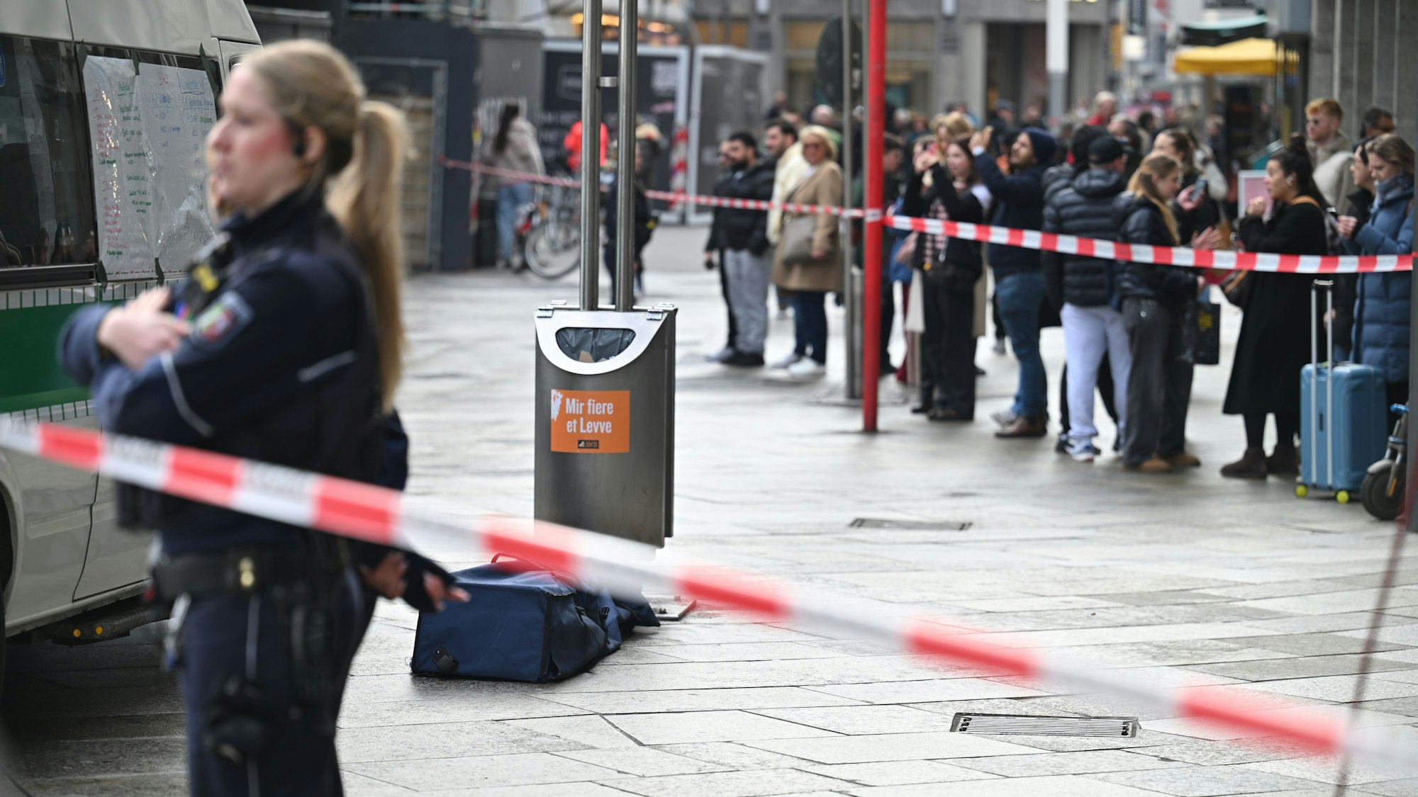 Köln: Polizei steht an einer Absperrung nahe dem Kölner Dom, wo ein herrenloser Koffer am Domportal hängt.