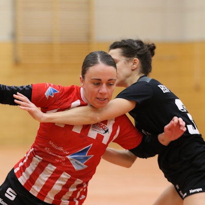 Das Bild zeigt Svenja Bank im Zweikampf.