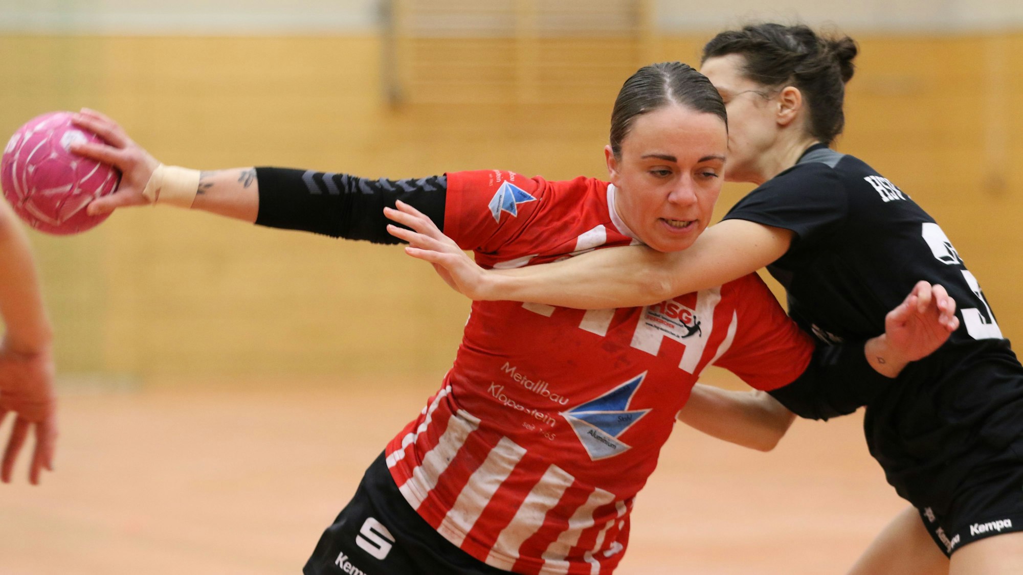 Das Bild zeigt Svenja Bank im Zweikampf.