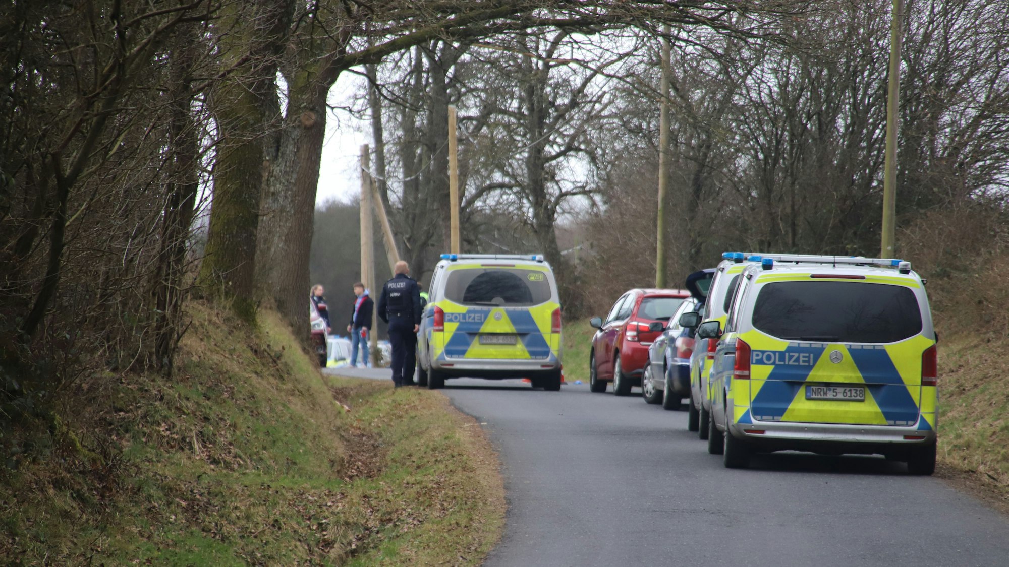 Polizei und Spurensicherung kamen nach den Schüssen auf einen 24-Jährigen, die im Februar dieses Jahres in einer Ortschaft in Ruppichteroth fielen, zum Tatort. Jetzt muss sich ein Senior vor dem Bonner Landgericht verantworten.