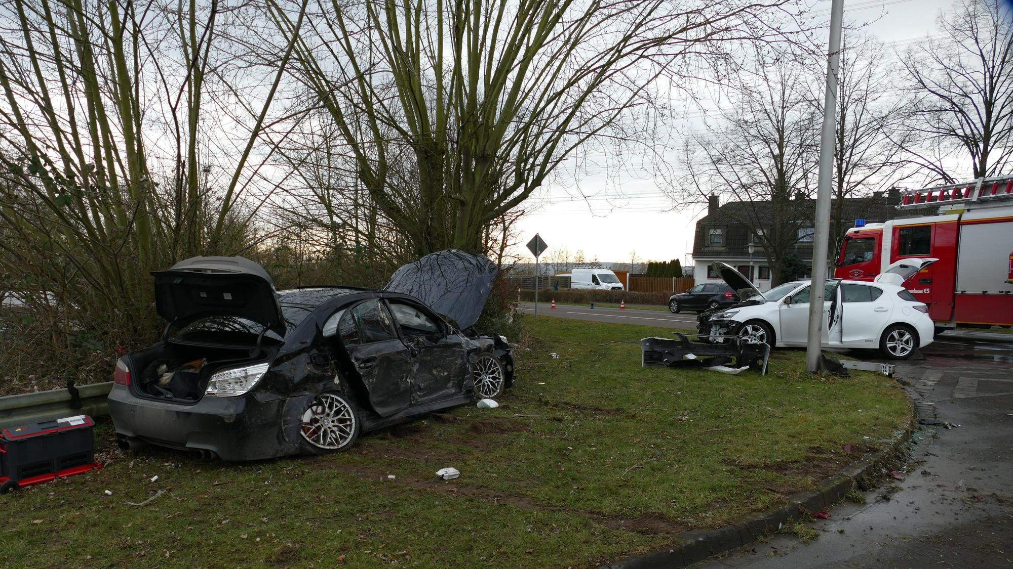 Zwei Autos waren zwischen Obertorkreisel und Am Kölnkreuz zusammengestoßen, eines schleuderte daraufhin in den Gegenverkehr.