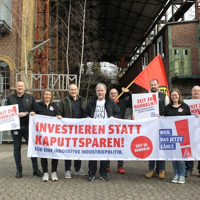 Flashmob des Ortsvorstands der IG Metall Bonn/Rhein-Sieg in Schladern hinter der alten Halle von Kabelmetall. Damit beteiligen sich die Gewerkschaftsmitglieder symbolischen an der bundesweiten Aktion für den 15. März ‚Mein Arbeitsplatz. Unser Industrieland. Unsere Zukunft.‘