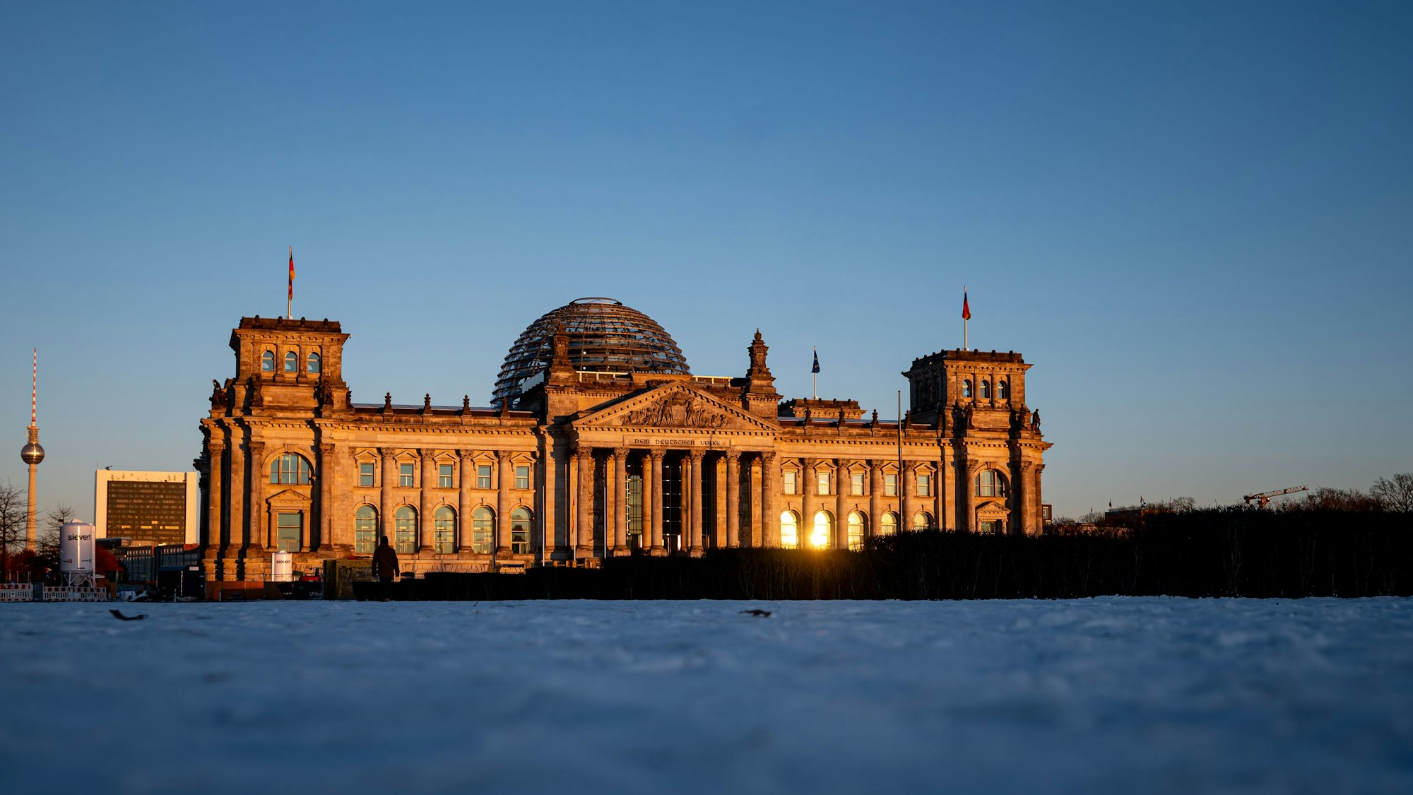 Die Abendsonne scheint auf das Reichstagsgebäude des Deutschen Bundestages.