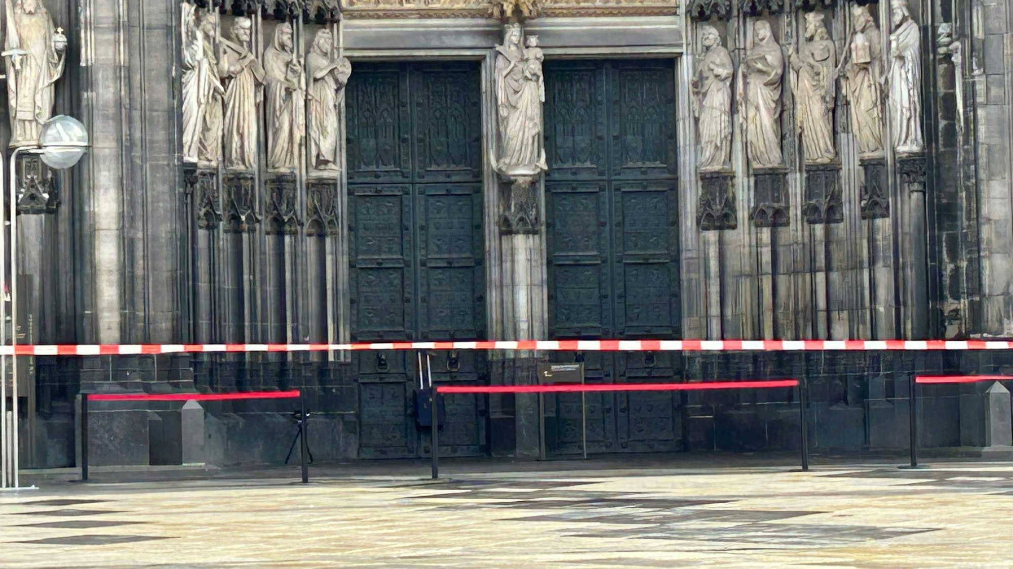 An der linken Tür hängt gut sichtbar der herrenlose Koffer.