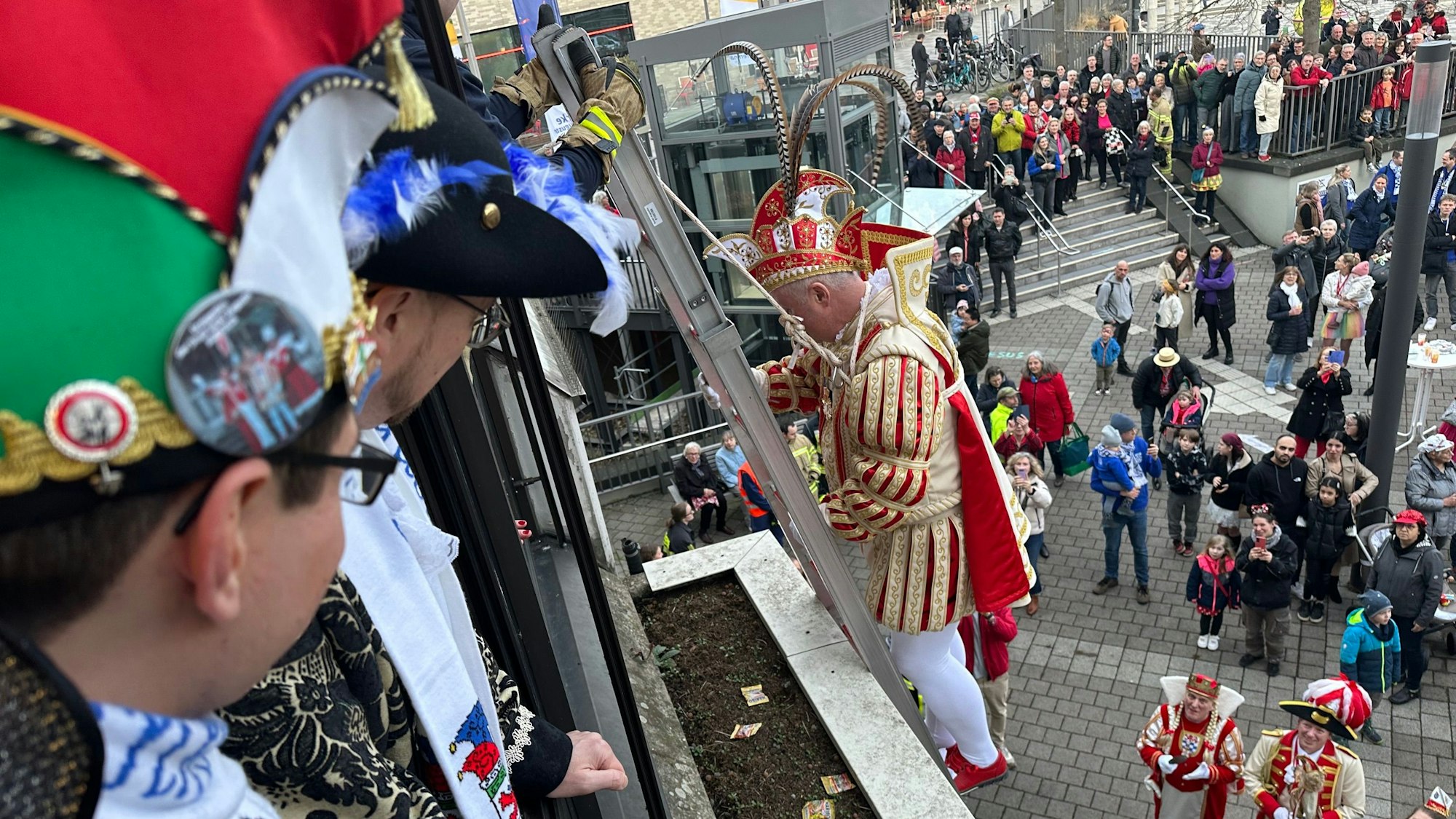 Höhenangst hatte der Prinz nicht: In Sankt Augustin stieg Robert I. Bürgermeister Max Leitterstorf aufs Dach.