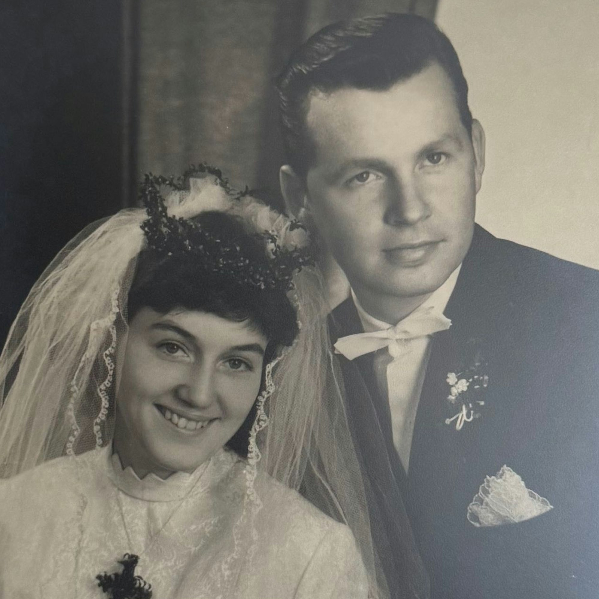 Zu sehen ist ein Brautpaar in schwarz-weiß.