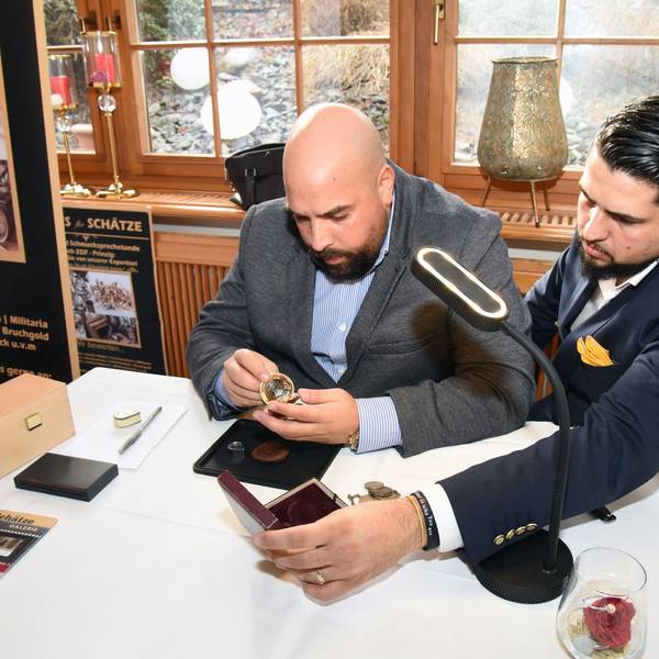 „Bares für Schätze“, so heißt die mobile Expertensprechstunde, bei der Samuel Lagrene (links) und Jamiro Steinbach nun auch in Morsbach Schmuckstücke und Antiquitäten unverbindlich auf ihren Wert schätzten.