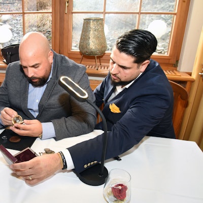 „Bares für Schätze“, so heißt die mobile Expertensprechstunde, bei der Samuel Lagrene (links) und Jamiro Steinbach nun auch in Morsbach Schmuckstücke und Antiquitäten unverbindlich auf ihren Wert schätzten.