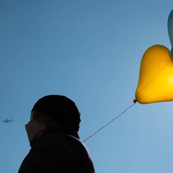 Mainz: Ein Mann trägt während einer Demonstration gegen den russischen Angriff auf die Ukraine Luftballons in den Farben der Ukraine.