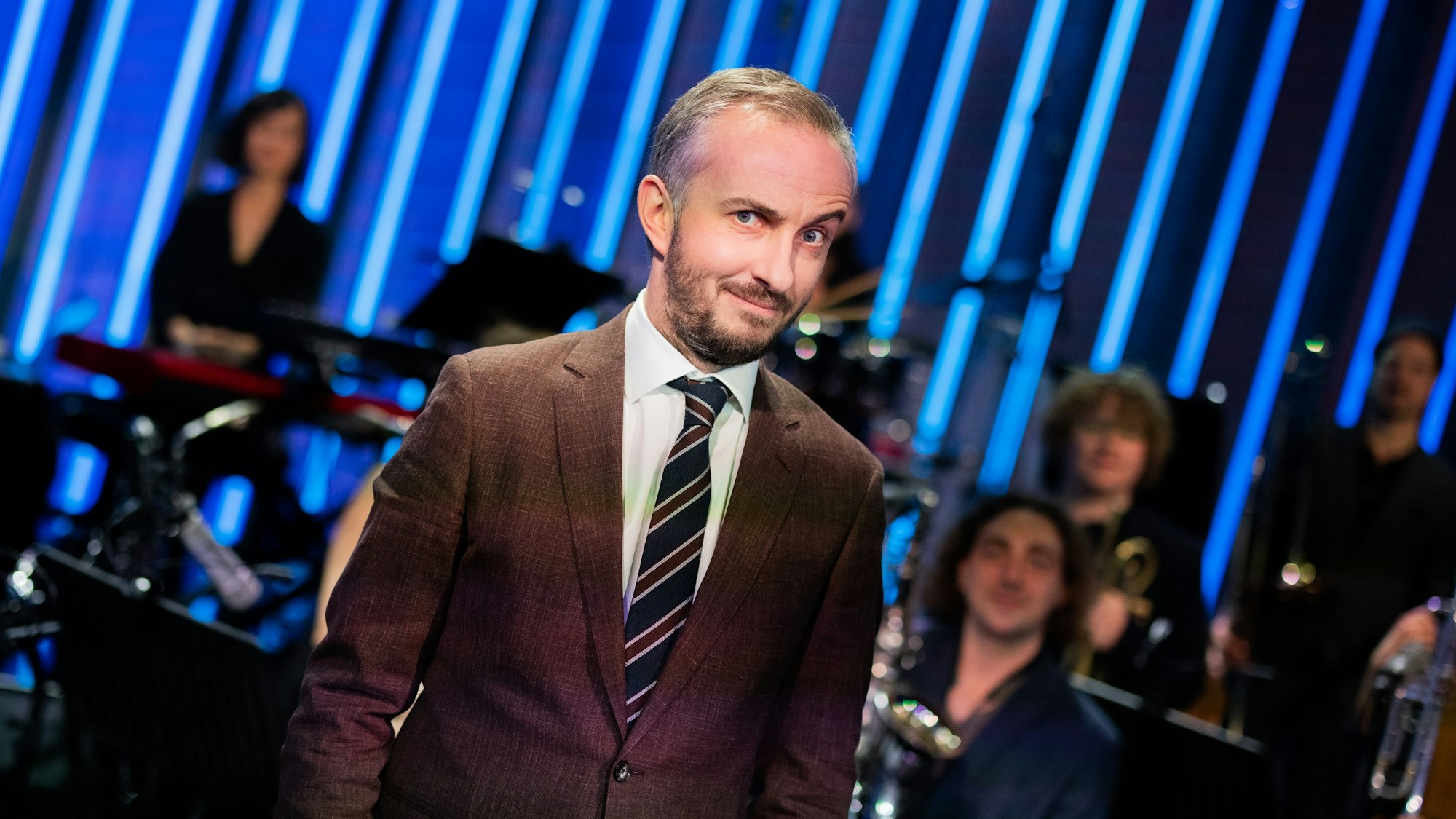 Jan Böhmermann, Moderator, steht im Anschluss an seine Late-Night-Show „ZDF Magazin Royale“ vor seinem Orchester, dem Rundfunk Tanzorchester Ehrenfeld. (Archivbild)
