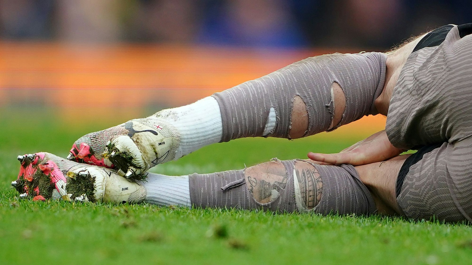 Ein Spieler liegt verletzt auf dem Rasen. Der Chinese Guo Jiaxuan hat sich bei einem Trainingsspiel in Spanien lebensgefährlich verletzt und ist laut den Ärzten hirntot. (Symbolbild)