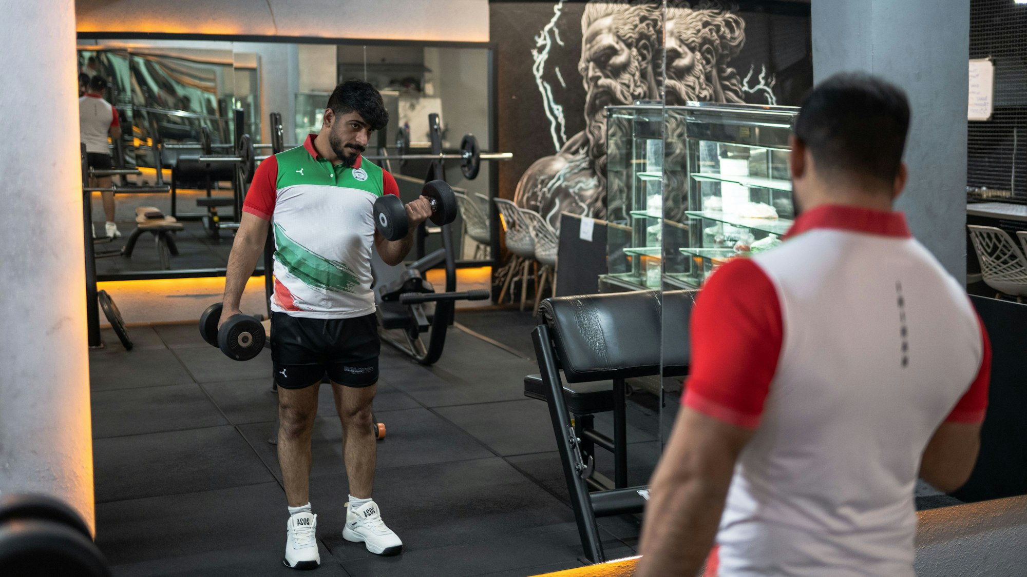 Erfan Chasai, Geistlicher und Bodybuilder, trainiert im Fitnessstudio.
