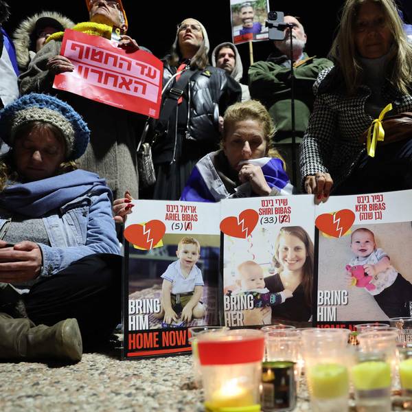 Menschen in Tel Aviv trauern um die vier toten Geiseln, die kürzlich dem Militär übergeben wurden.