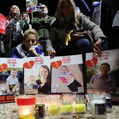 Menschen in Tel Aviv trauern um die vier toten Geiseln, die kürzlich dem Militär übergeben wurden.