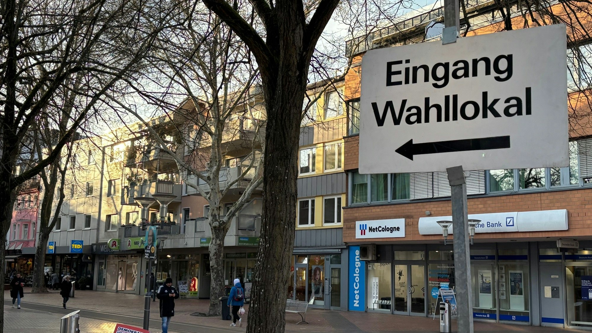 Auf dem Bild ist ein Hinweisschild auf ein Wahllokal in Frechen zu sehen.