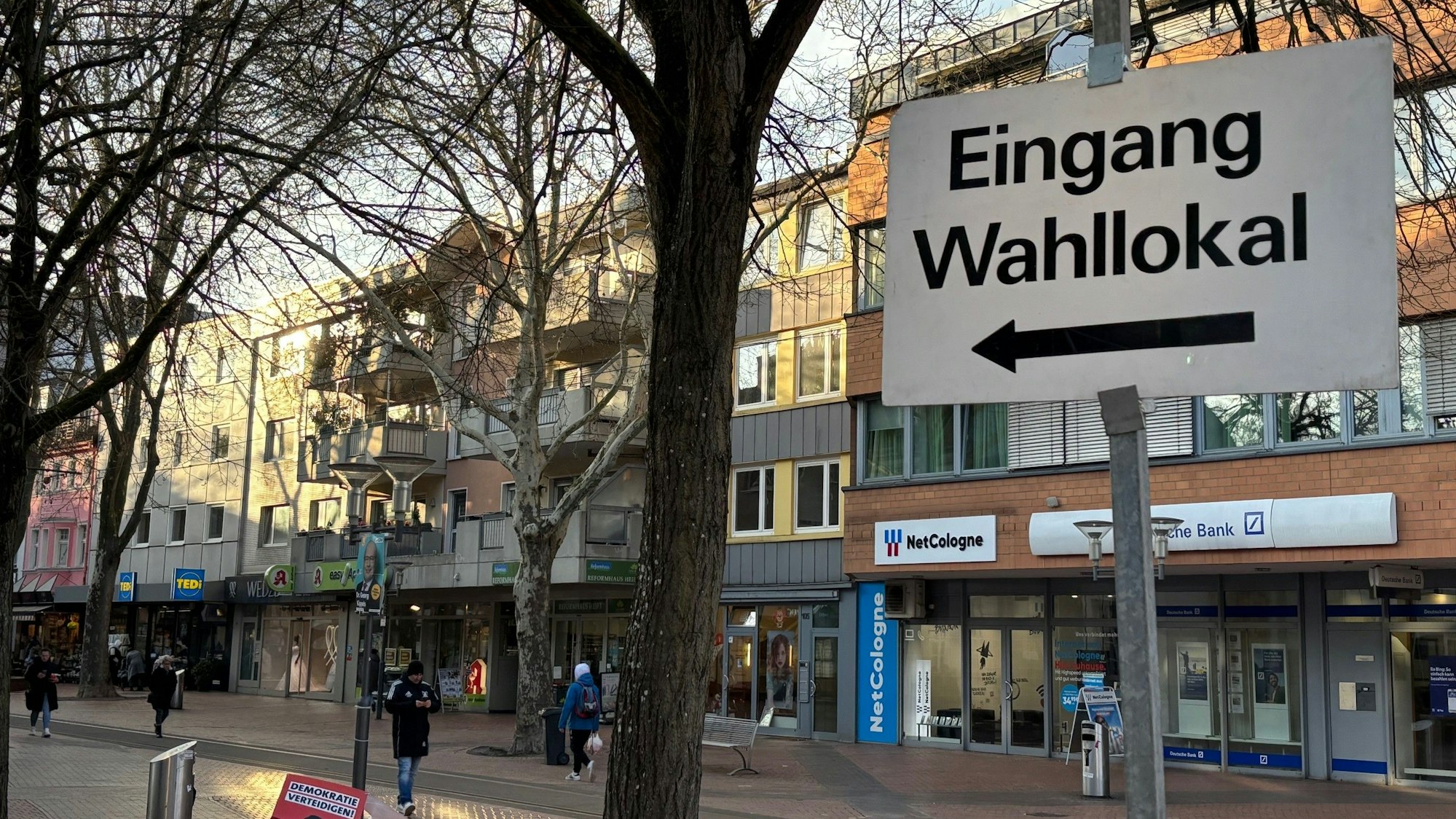 Auf dem Bild ist ein Schild mit dem Hinweis auf ein Wahllokal zu sehen. (Symbolbild)