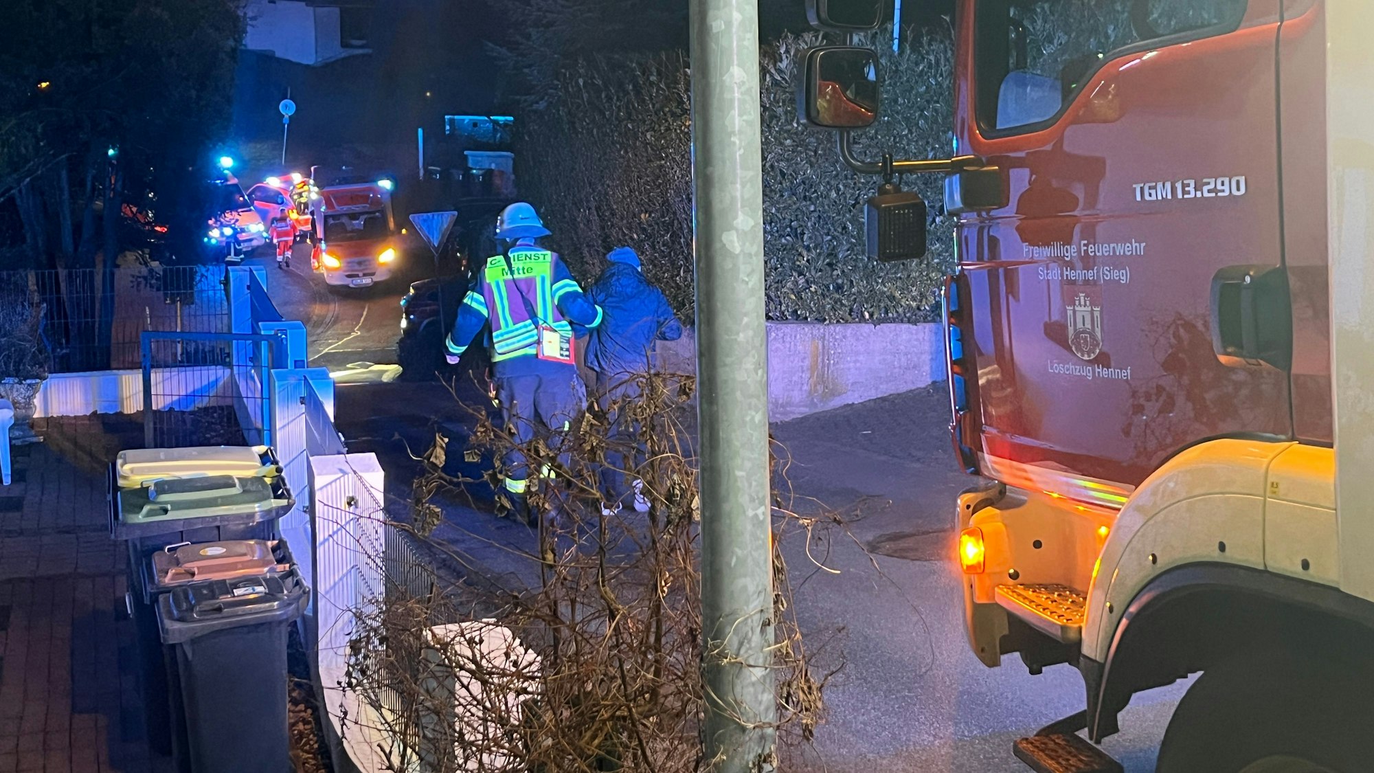 Ein Feuerwehrmann brachte einen der Verletzten zum Rettungswagen.