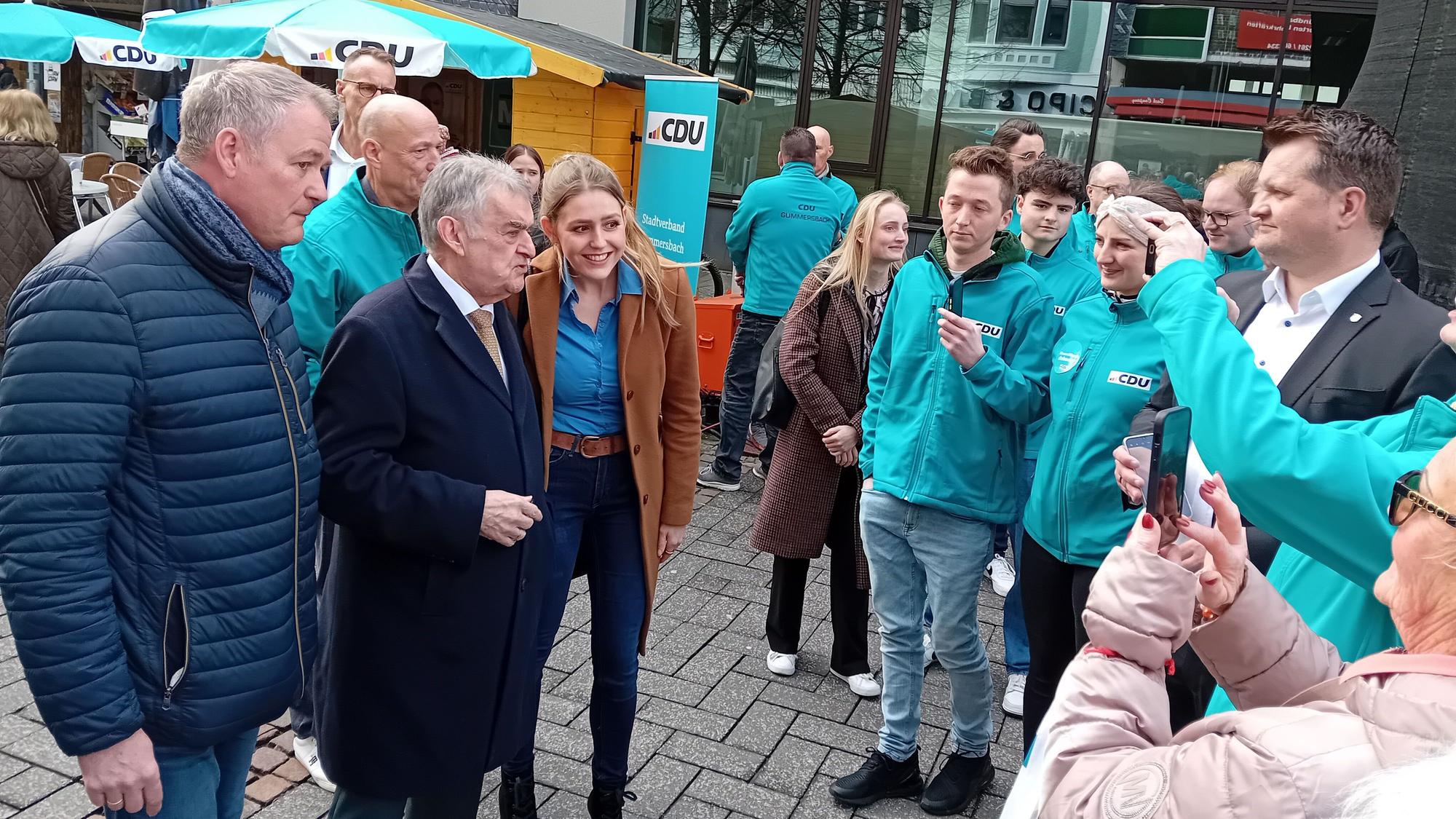 NRW-Innenminister Herbert Reul posiert mit anderen für Handyfotografen.