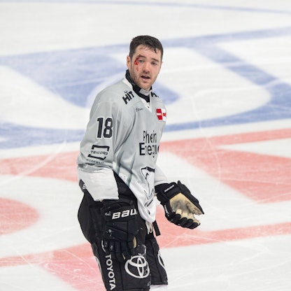 Gezeichnet: Haie-Stürmer Josh Currie muss mit einer blutenden Wunde das Eis verlassen.