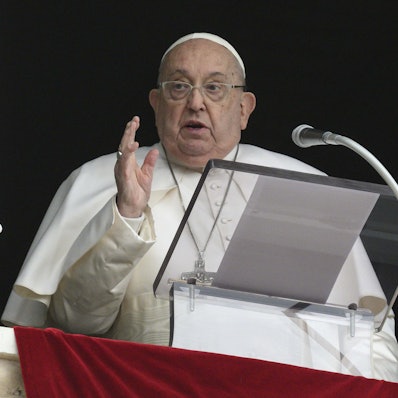 Papst Franziskus erteilt den Gläubigen während des Angelusgebets auf dem Petersplatz seinen Segen.