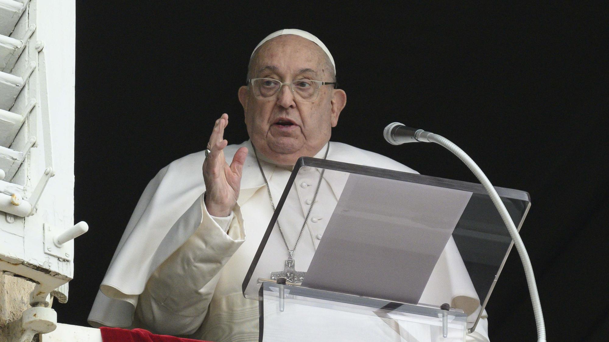 Papst Franziskus erteilt den Gläubigen während des Angelusgebets auf dem Petersplatz seinen Segen.
