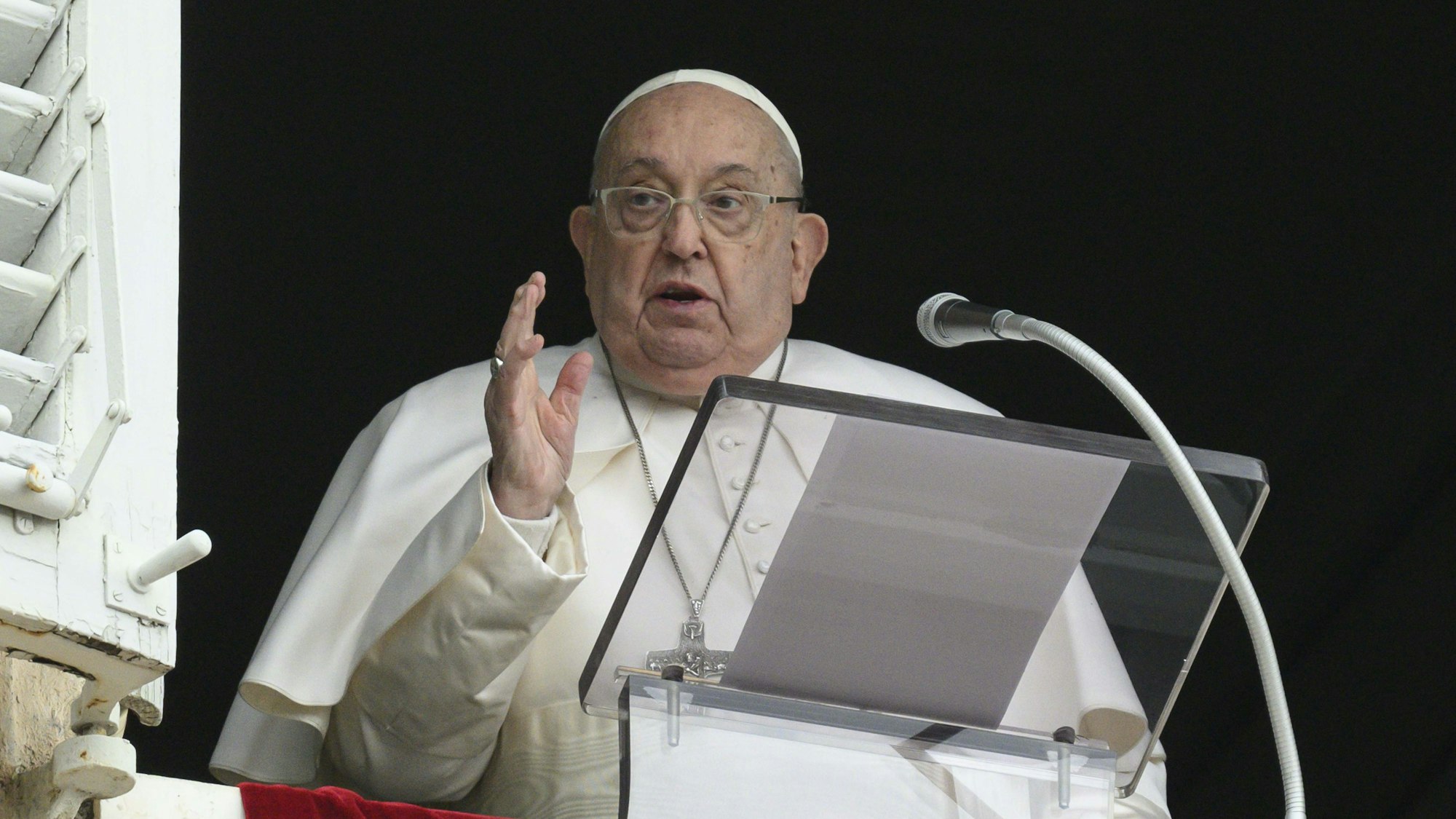 Papst Franziskus erteilt den Gläubigen während des Angelusgebets auf dem Petersplatz seinen Segen.