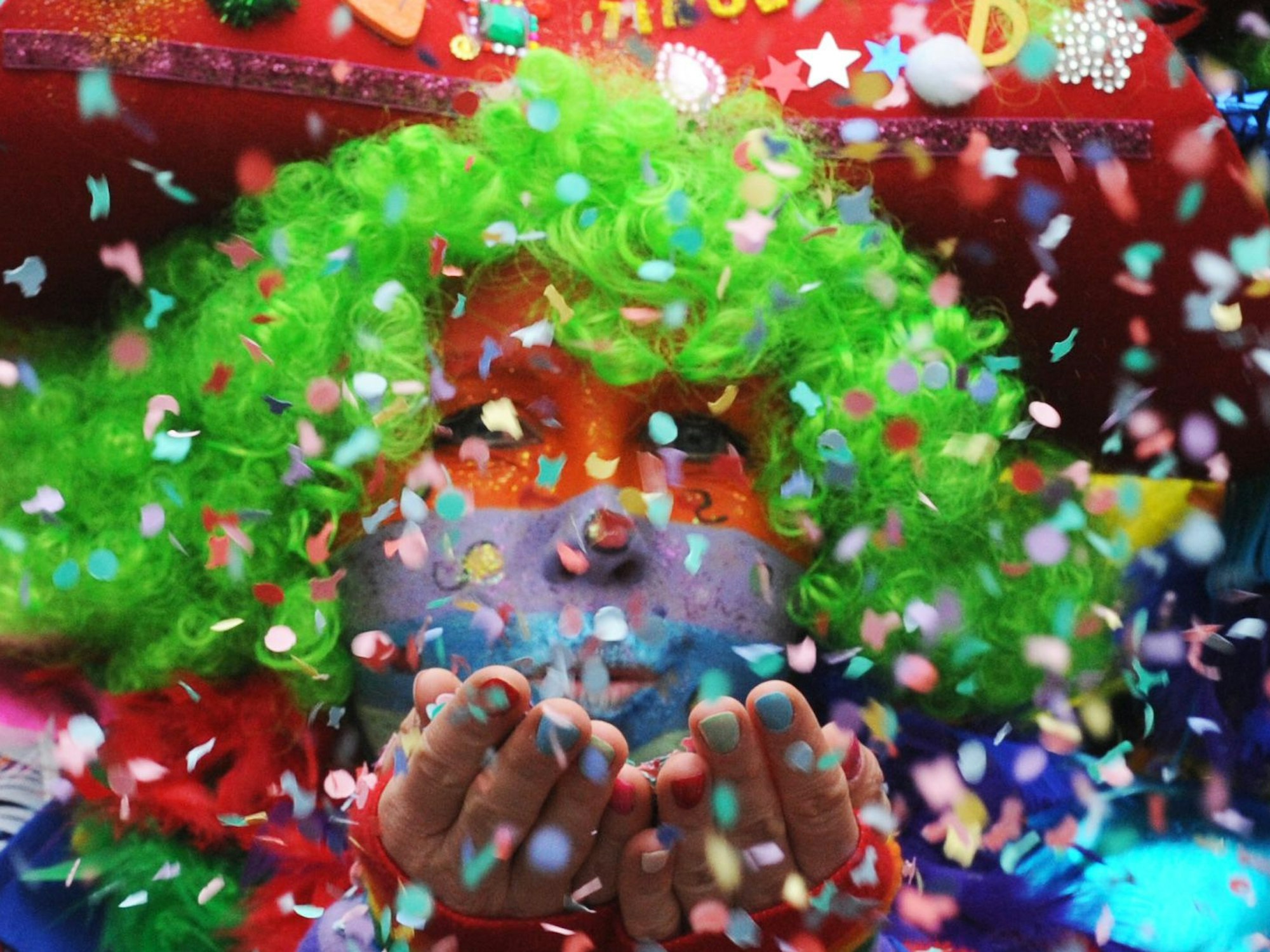 Das Bild zeigt einen Karnevaljecken mit Konfetti.