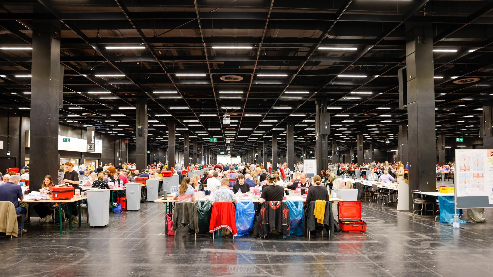 Konzentriert wurde in der Messehalle gearbeitet.