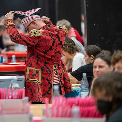 Das Briefwahlzentrum der Stadt Köln befindet sich erneut in der Kölnmesse. Hier werden ab 18 Uhr abertausende Stimmzettel aus der Briefwahl zur Bundestagswahl 2025 ausgezählt und vorher sortiert.