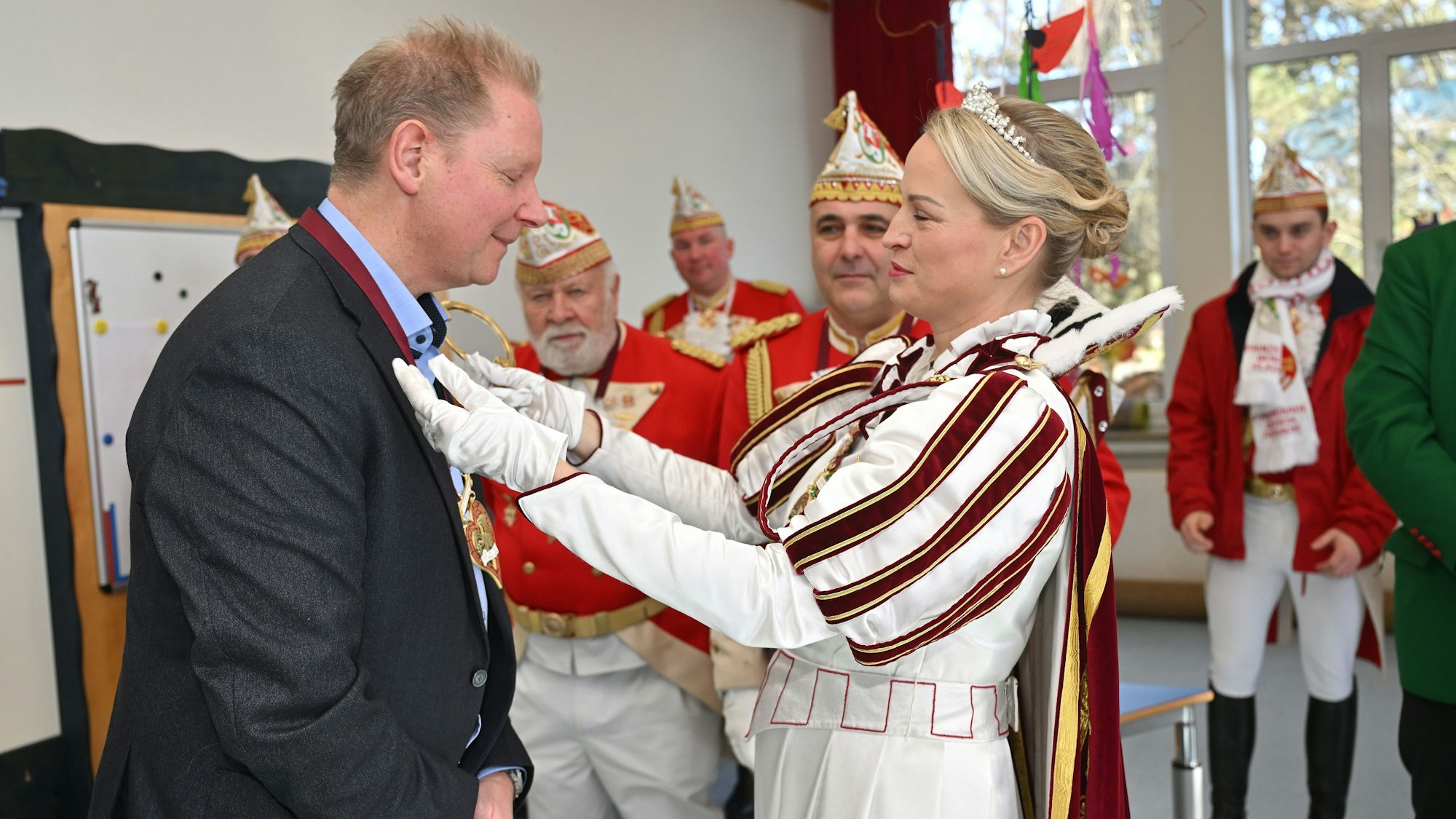 Jungfrau Steffi verleiht dem Leiter des städtischen Wahlbüros, Frank Bodengesser, den Dreigestirnsorden,