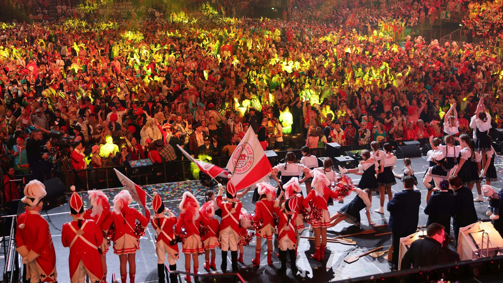 Die Fahne hoch hielten die Funken: Die SPD feierte am Sonntag in der Arena, aber das Wahlergebnis heizte nicht die Stimmung an.