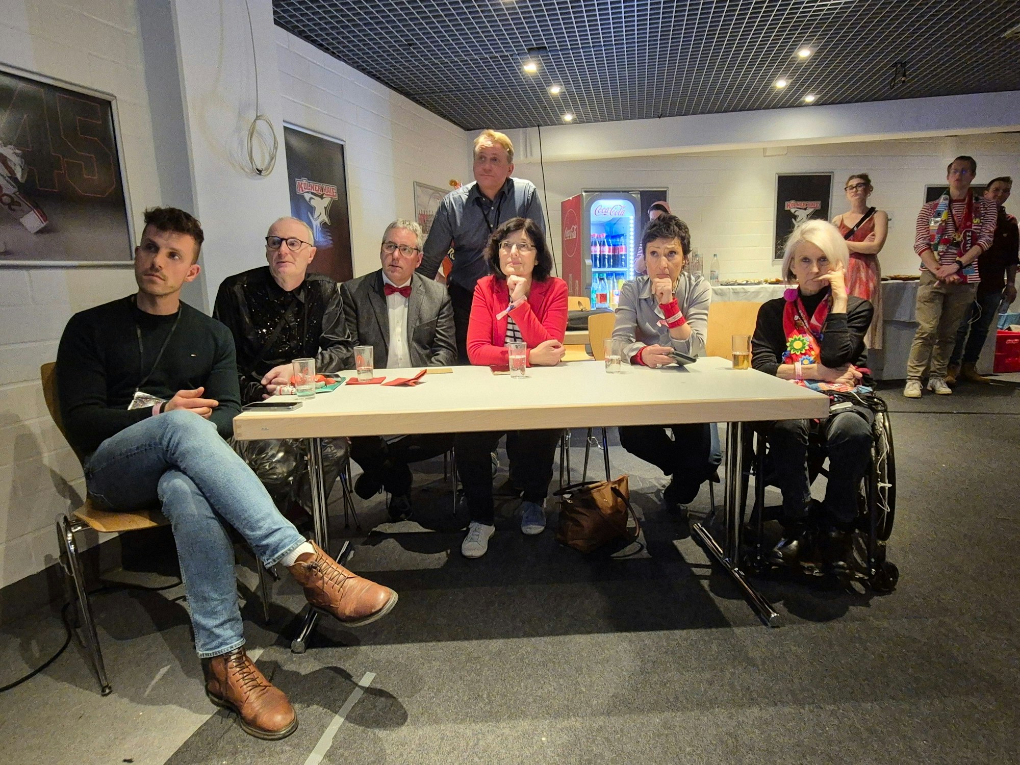 Der Moment der Ernüchterung: Die SPD im KEC-Presseraum mit Florian Schuster, Ralf Heinen, Christian Joisten, Andre Schirmer, Claudia Walther, Renan Demirkan und Lisa Steinmann (v.l.).