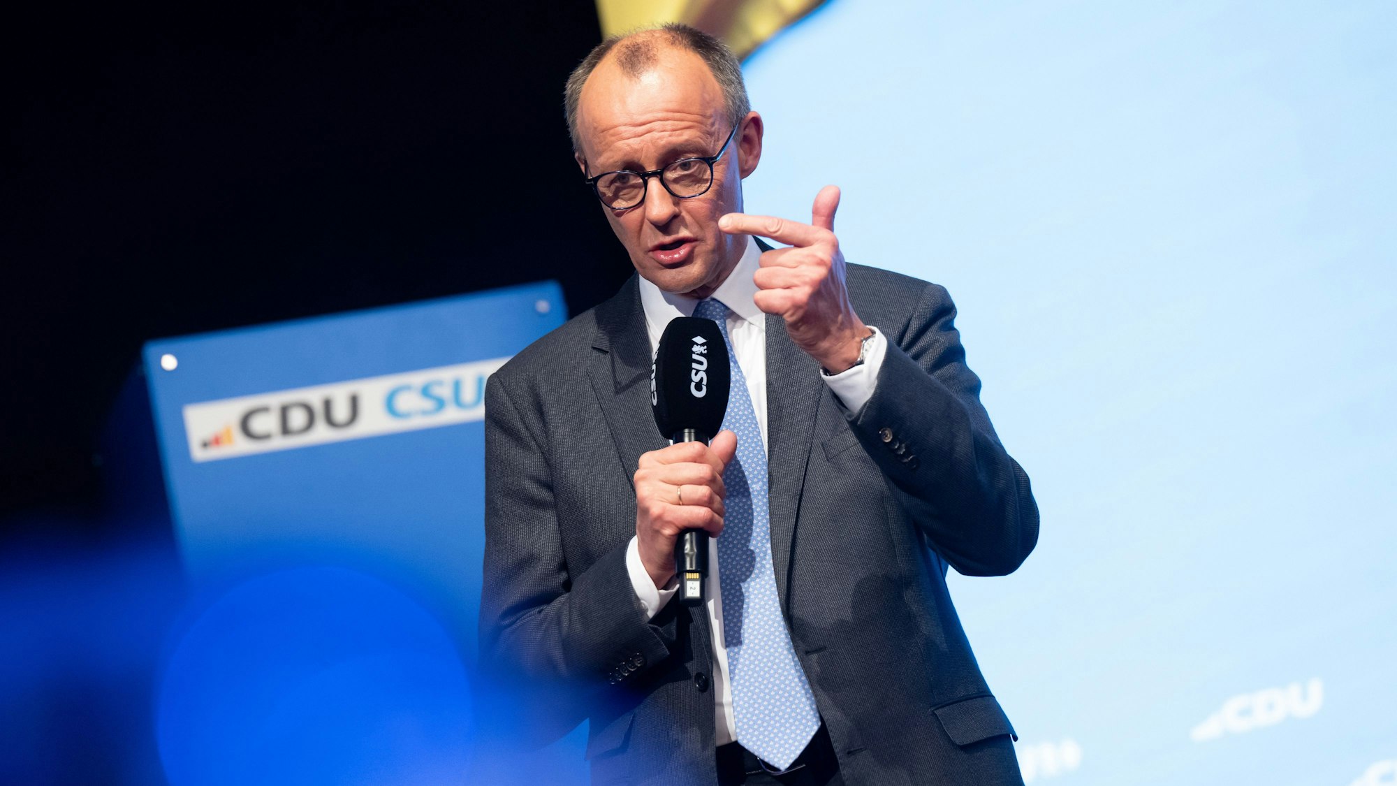 Friedrich Merz, CDU-Bundesvorsitzender und Unions-Kanzlerkandidat spricht beim gemeinsamen Wahlkampfabschluss von CSU und CDU für die Bundestagswahl.