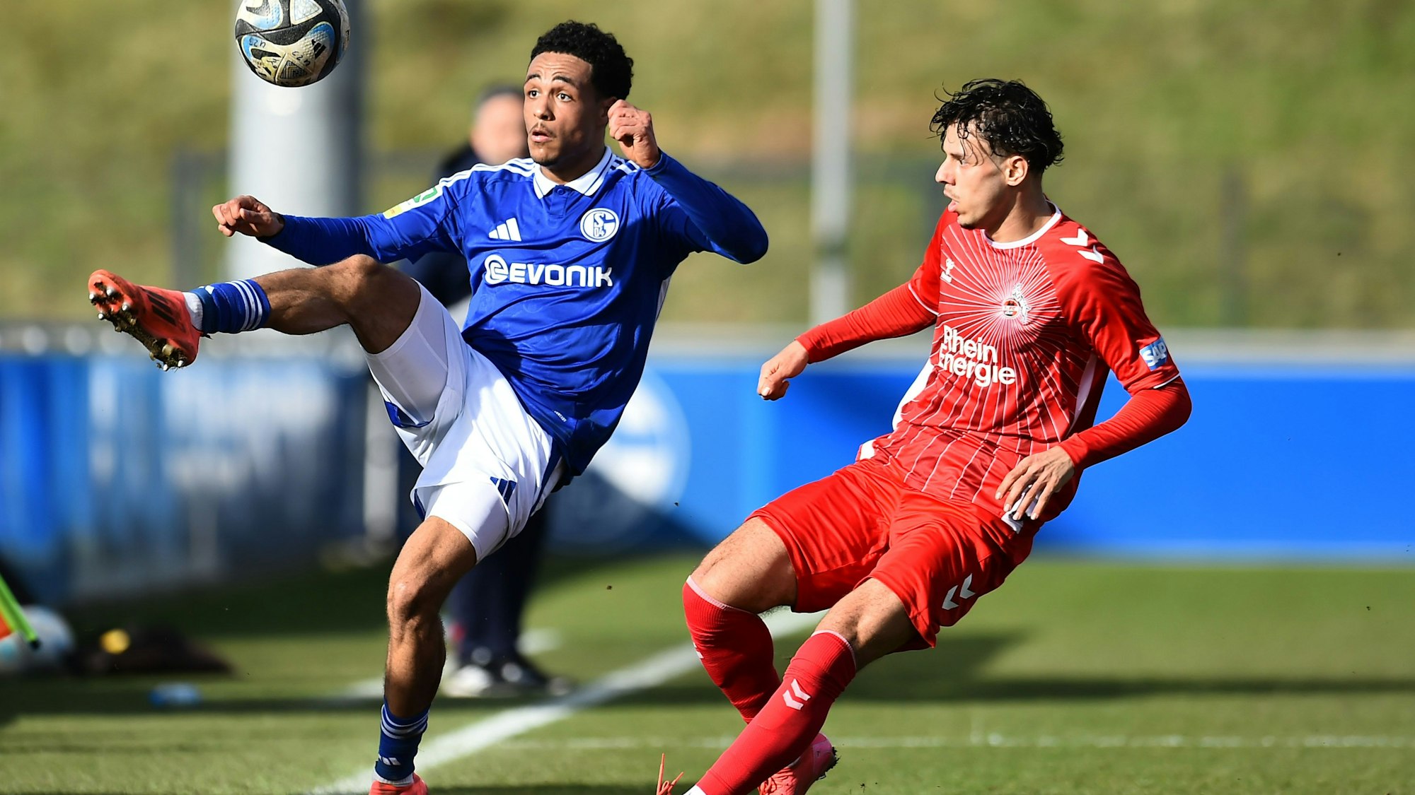Fußball Regionalliga West 23. SPIELTAG: FC Schalke 04 U23 - 1. FC Köln U21 am 23.02.2025 im Parkstadion in Gelsenkirchen
Tidiane Toure ( Schalke 04 U23 ), links - Teoman Akmestanli ( 1. FC Köln U21 ), rechts
Foto: Thorsten Tillmann / FUNKE Foto Services