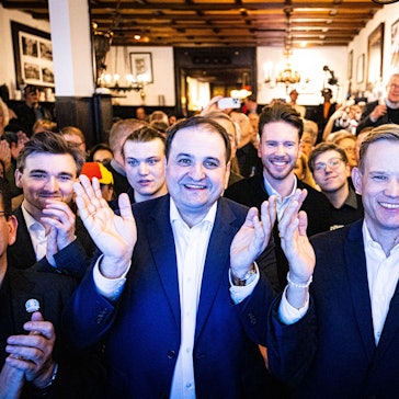 Hendrik Streeck (r.) feierte seinen Einzug in den Bundestag unter anderem mit Nathanael Liminski (l.).