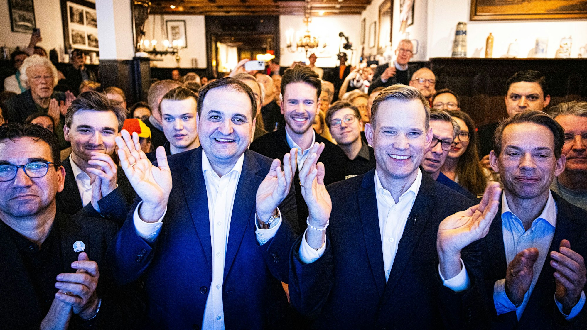 Hendrik Streeck (r.) feierte seinen Einzug in den Bundestag unter anderem mit Nathanael Liminski (l.).