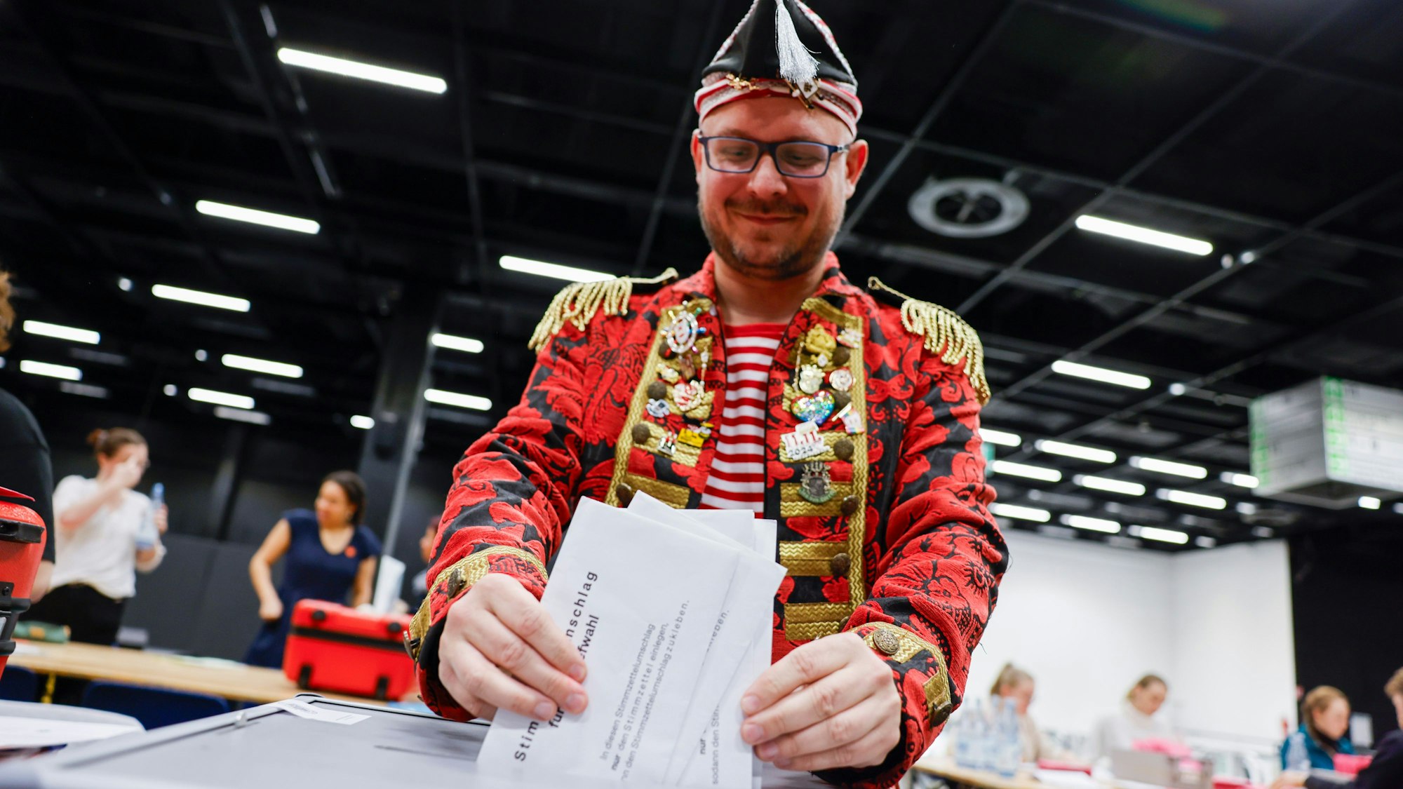 Kostümiert kam Wahlvorsteher Torsten Böhm nach Deutz.