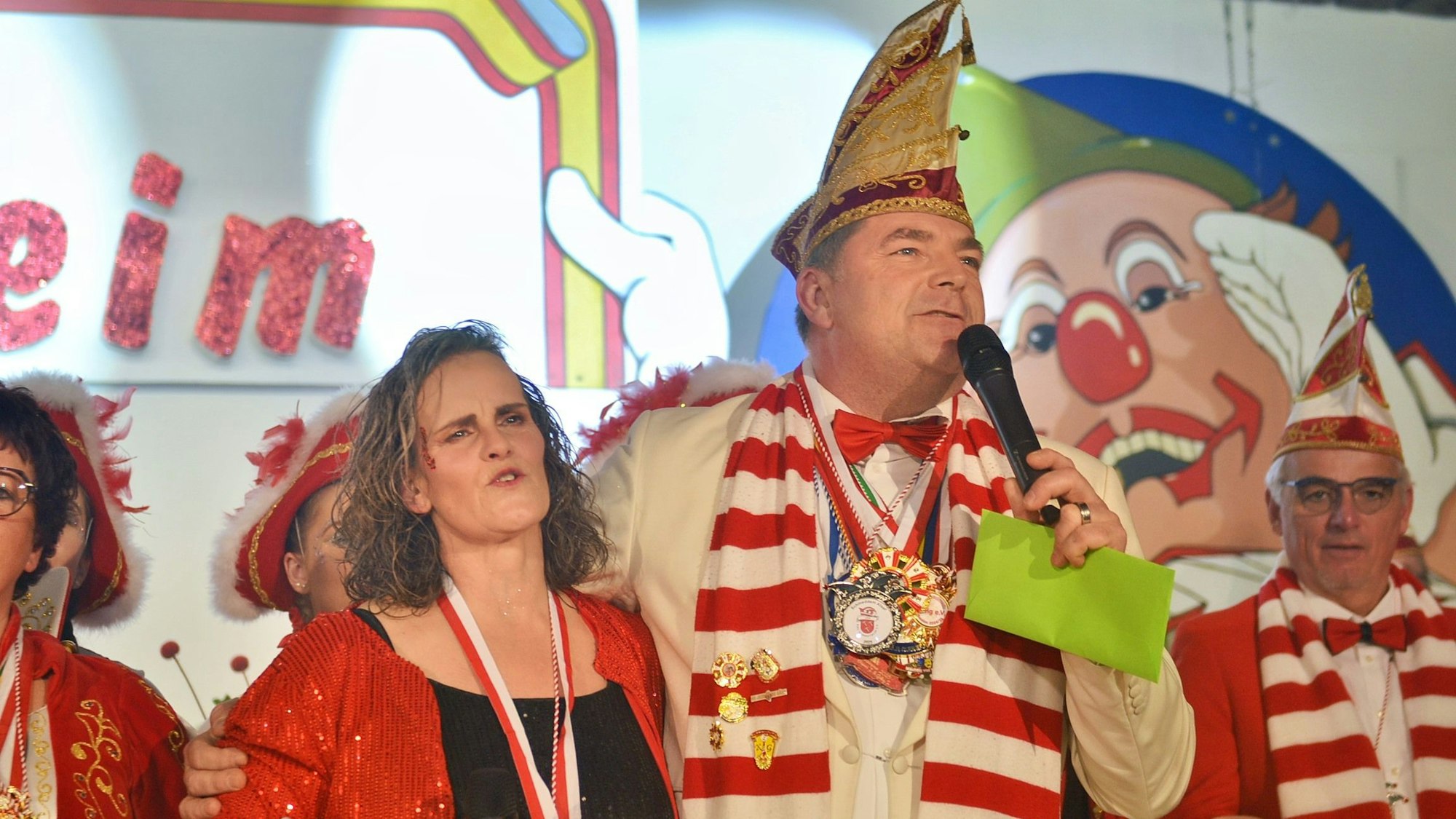 Präsidentin Anja Pitzen und ihr Kollege der IG Ländchen, Dirk Lautwein, schunkeln nebeneinander auf der Bühne.