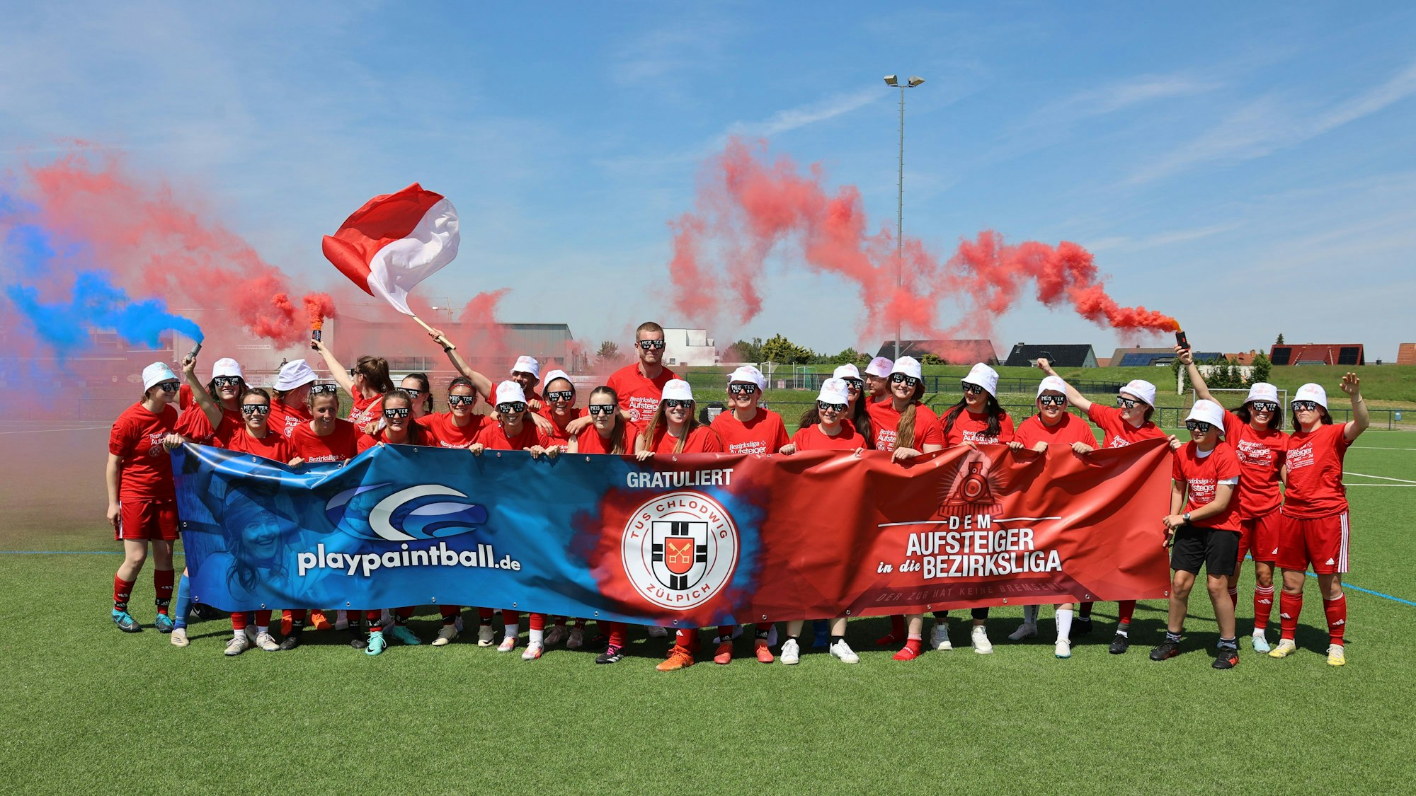 Die Aufsteigerinnen feierten mit Aufstiegsshirts, Fischerhüten und Sonnenbrillen.