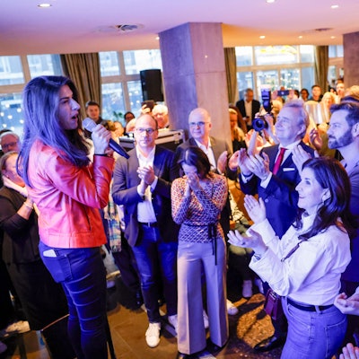 Jubel für Serap Güler: Die Bundestagsabgeordnete griff nach der ersten Hochrechnung zum Mikrofon.