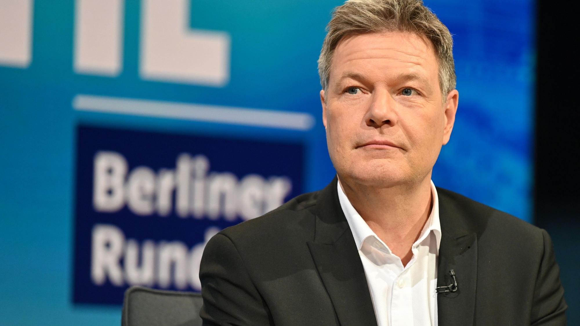 Berlin: Kanzlerkandidat von Bündnis 90/Die Grünen, Robert Habeck, nimmt an der „Berliner Runde“ von ARD und ZDF teil.