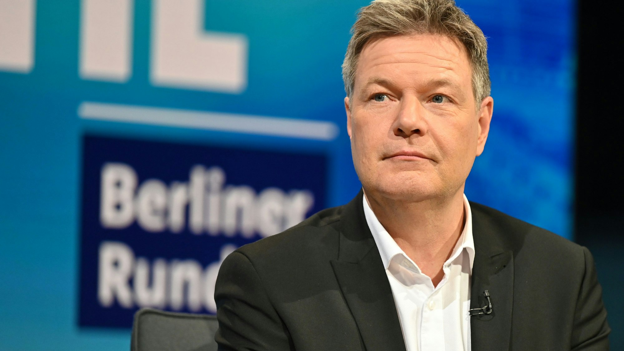 Berlin: Kanzlerkandidat von Bündnis 90/Die Grünen, Robert Habeck, nimmt an der „Berliner Runde“ von ARD und ZDF teil.