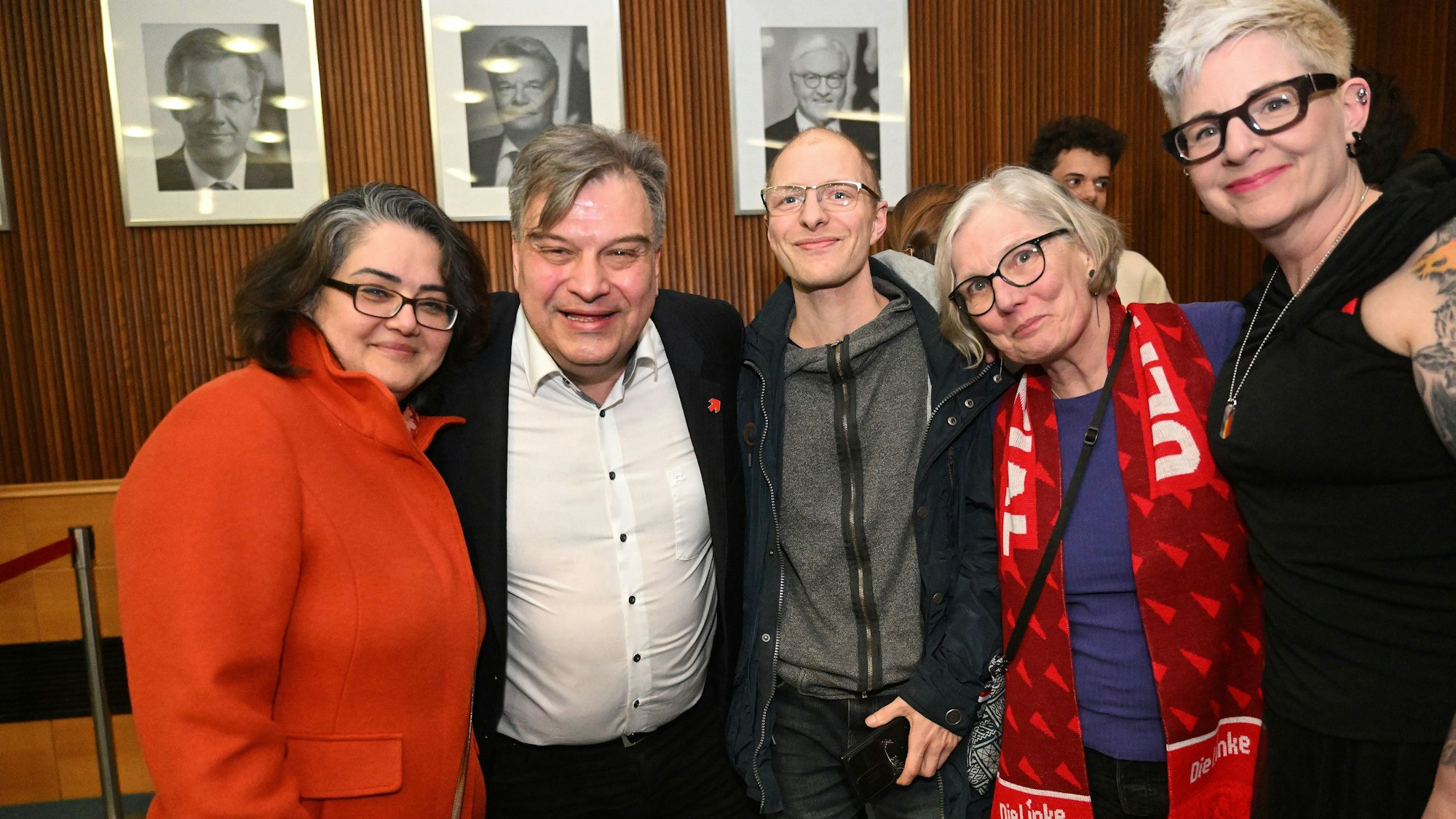 Der Linke Tomás M. Santillán mit Parteikollegen ist froh.
