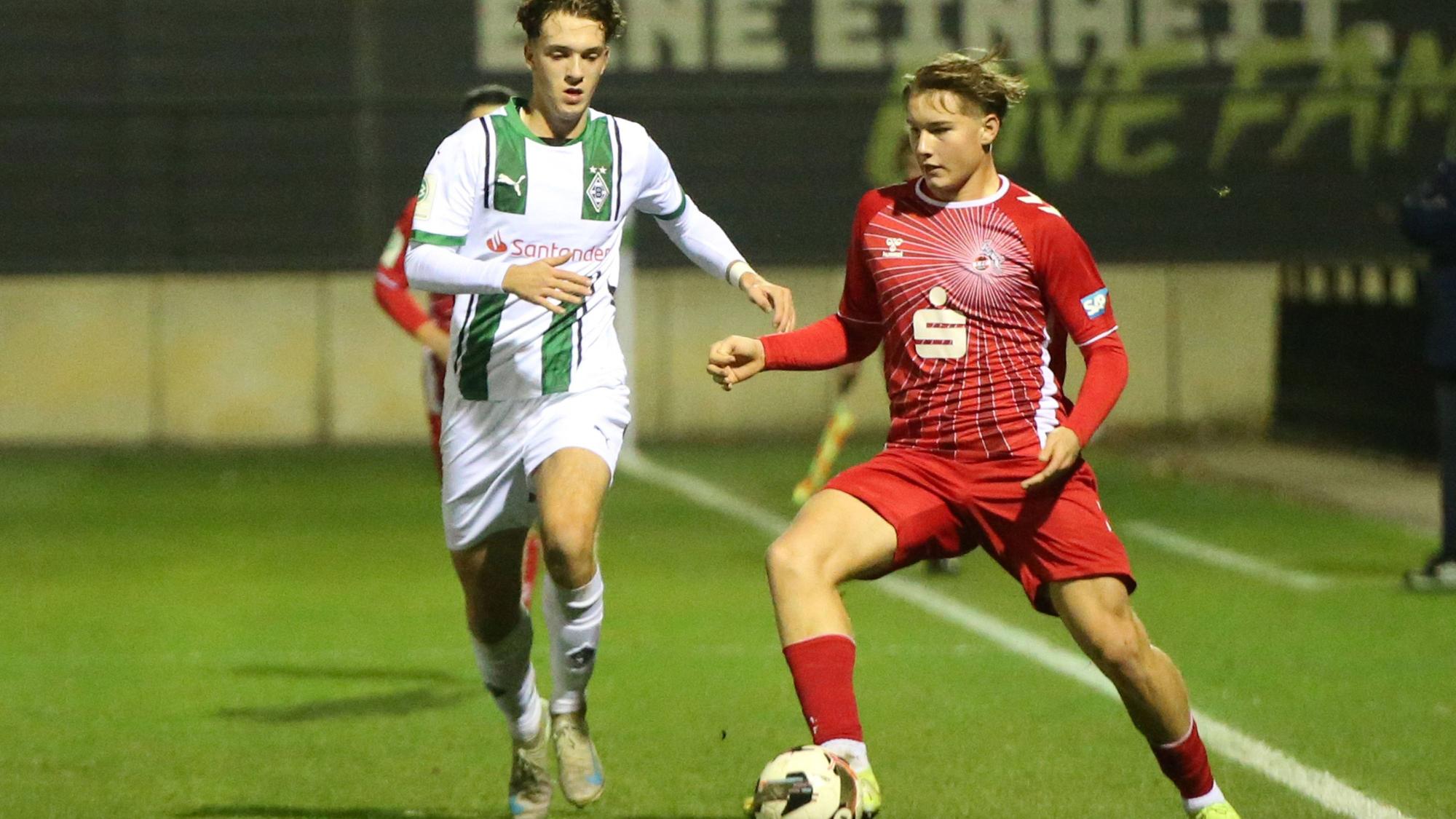 Mönchengladbach, Deutschland 27. November 2024: A-Junioren DFB-Nachwuchsliga - 2024/25 - Borussia Mönchengladbach U19 vs. 1. FC Köln U19 Im Bild: v. li. im Zweikampf Len Wörsdörfer / Woersdoerfer Borussia Mönchengladbach U19 und Fynn Schenten 1. FC Köön U19 Fohlenplatz Nordrhein Westfalen *** Mönchengladbach, Germany 27 November 2024 A Junioren DFB Nachwuchsliga 2024 25 Borussia Mönchengladbach U19 vs 1 FC Köln U19 Pictured from left in a duel Len Wörsdörfer Woersdoerfer Borussia Mönchengladbach U19 and Fynn Schenten 1 FC Köön U19 Fohlenplatz Nordrhein Westfalen Copyright: xFotostandx/xVanxderxVeldenx