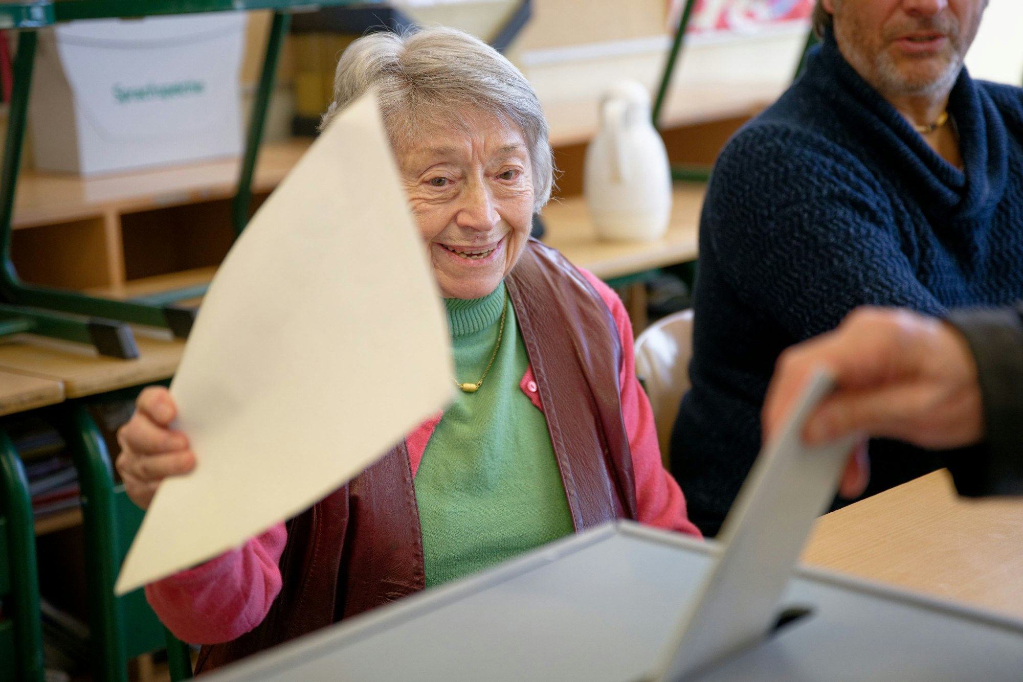 23.02.2025, Nordrhein-Westfalen, Köln: Lydia Mörs-Plattes, mit 100 Jahren Kölns älteste Wahlhelferin, sitzt in ihrem Wahllokal in Köln-Rondorf an der Wahlurne. Am Sonntag findet die vorgezogene Wahl zum 21. Deutschen Bundestag statt. Foto: Henning Kaiser/dpa +++ dpa-Bildfunk +++