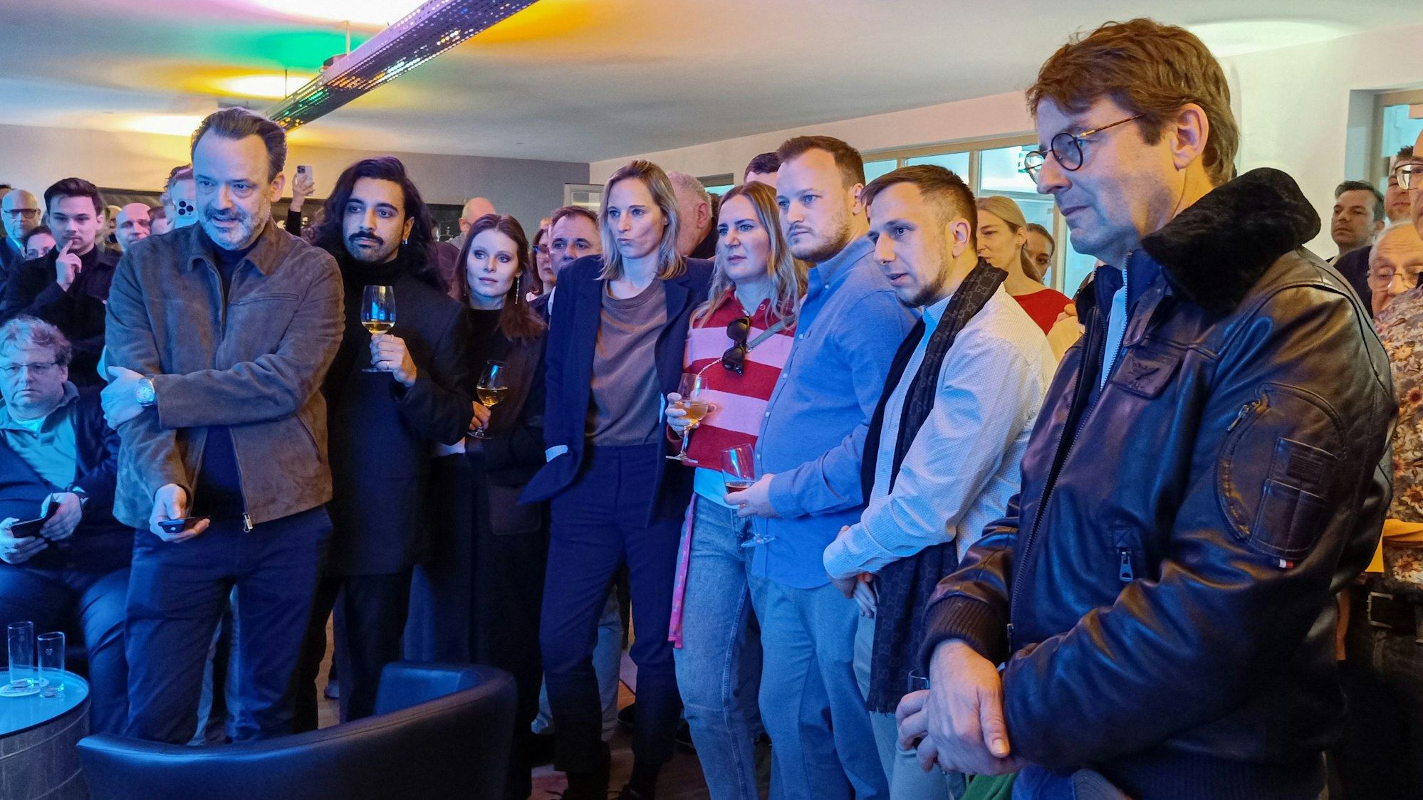 Ernüchtert registrieren der Kreisvorsitzende Lorenz Deutsch, Fardad Hooghoughi ( v.l.) und Maria Westphal (4. v.l.) die Zahlen.