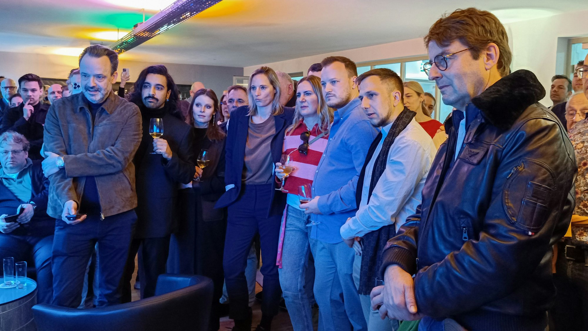 Ernüchtert registrieren der Kreisvorsitzende Lorenz Deutsch, Fardad Hooghoughi ( v.l.) und Maria Westphal (4. v.l.) die Zahlen.